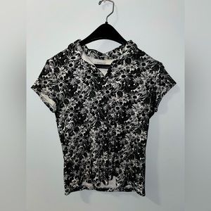 Craft & Barrow black & white flowered collared shirt sleeve tee